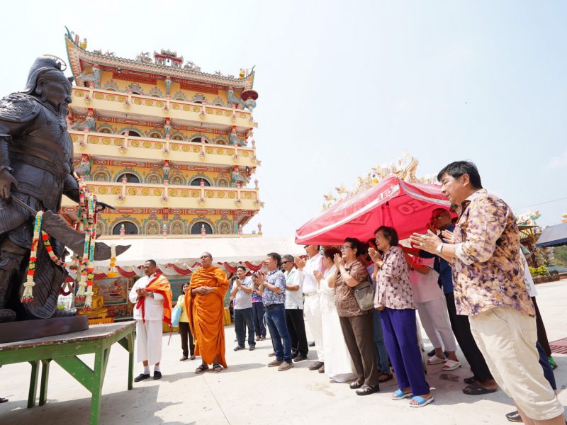 พระครูปลัดสิทธิวัฒน์ นำคณะอุบาสกอุบาสิกา ท่องแดนธรรม สวดมนต์เบิกเนตรเจ้าพ่อกวนอู ศาลเจ้าพ่อนาคราช จ.นครสวรรค์