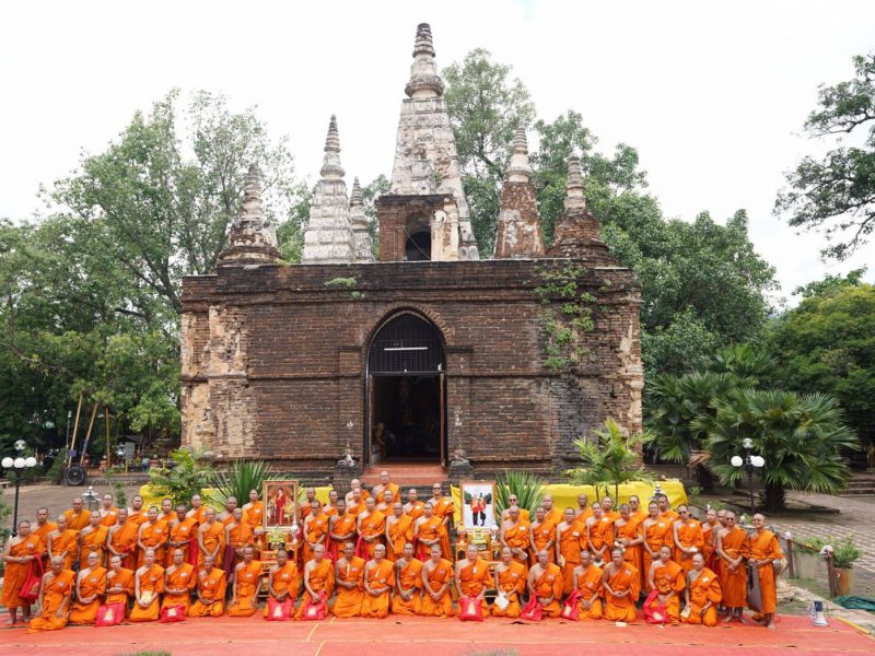 สิริมงคลหลวงพี่น้ำฝน นำสงฆ์ 54 รูป   สวดเจริญมนต์พระธาตุปี‘มะเส็ง-กุน’ พุทธศาสนิกชนแห่ร่วมพิธีแน่นขนัด!!