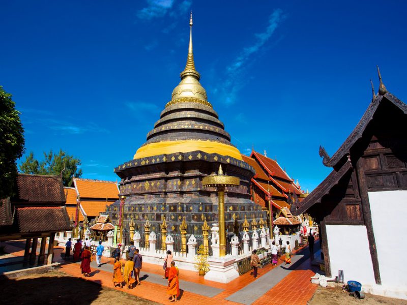 คณะสงฆ์กองทัพธรรมยาตรา 54 รูป  สวดมนต์พระธาตุประจำปีนักษัตร ฉลู-ระกา-ชวด  ญาติโยมปักหลักร่วมพิธี ที่ลำปาง-ลำพูน-เชียงใหม่