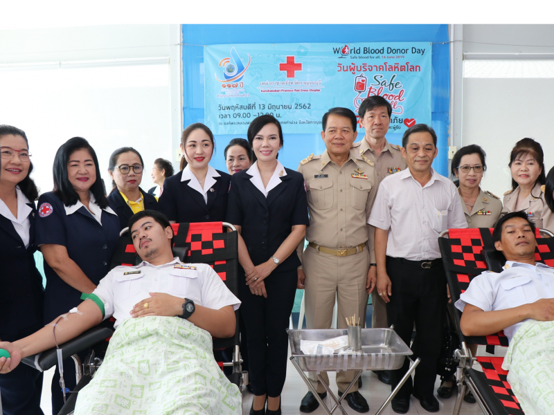 กาญจนบุรี  นายกเหล่ากาชาดจังหวัดกาญจนบุรีนำคณะกรรมการเหล่ากาชาดออกหน่วยรับบริจาคโลหิต