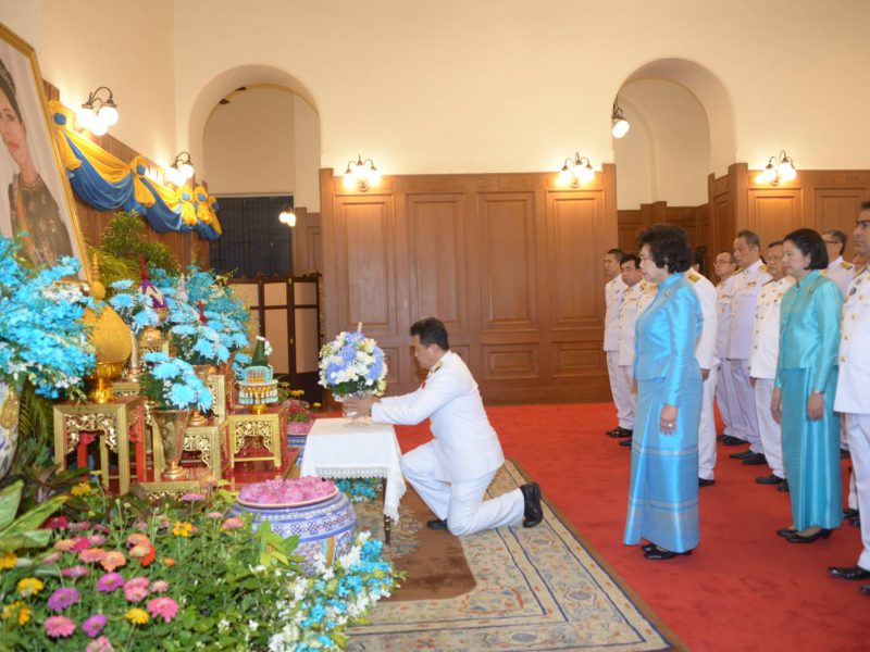 อธิบดี.สถ.พร้อมประธานสภาสตรีแห่งชาติและคณะทำบุญตักบาตรแด่พระสงฆ์ จำนวน 60 รูป ถวายเป็นพระราชกุศล