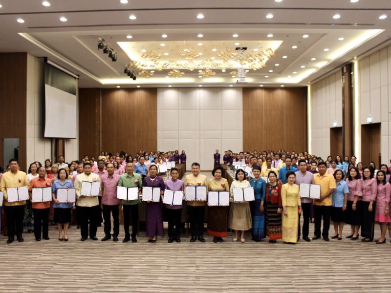 สตรีเมืองคอน ร่วมรณรงค์สวมใส่ผ้าไทย สืบสานภูมิปัญญา สร้างรายได้ ให้เศรษฐกิจไทย มั่นคง มั่งคั่ง ยั่งยืน “มาแลตะ คนเมืองคอน ใส่ผ้ายกสวยจังหู”