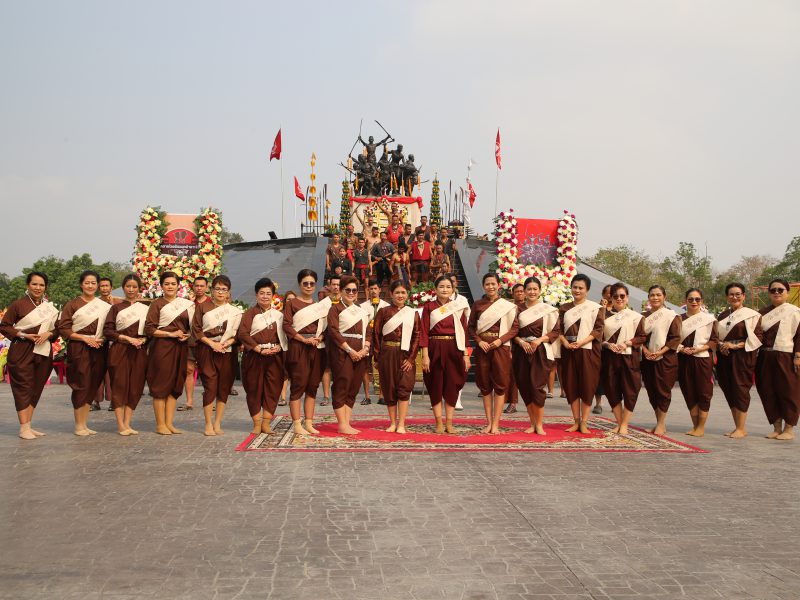 จังหวัดสิงห์บุรี จัดพิธีวางพวงมาลา สดุดีวีรชนค่ายบางระจัน