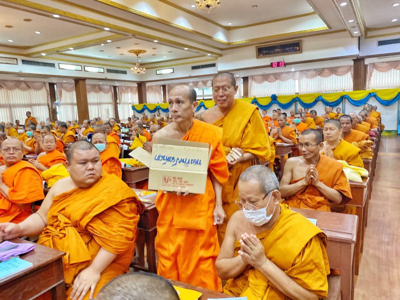 หลวงพี่น้ำฝนวัดไผ่ล้อมจังหวัดนครปฐม มุทิตาถวายเหรียญพญาเต่าเรือน รุ่น “พูล เพิ่มทรัพย์”108ชาตกาล หลวงพ่อพูล ให้แก่ว่าที่พระอุปัชฌาย์