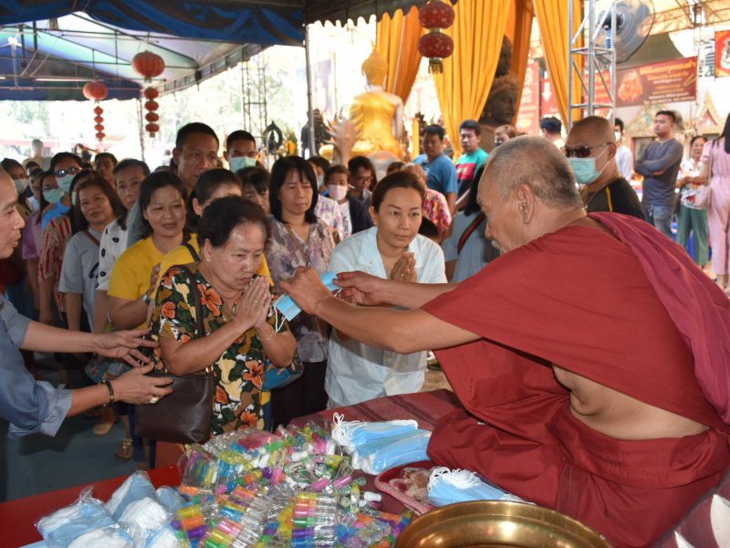 นครปฐม   เกจิดังแจกหน้ากากอนามัย เจลล้างมือให้สาธุชนที่มาไห้วพระทำบุญป้องไวรัสโควิด 19