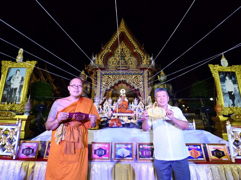 นครปฐม  วัดไผ่ล้อมสวดเจริญพระพุทธมนต์ เสริมมงคลหน้ากากผ้ามัสลิน “ยันต์นะปัดตลอด”