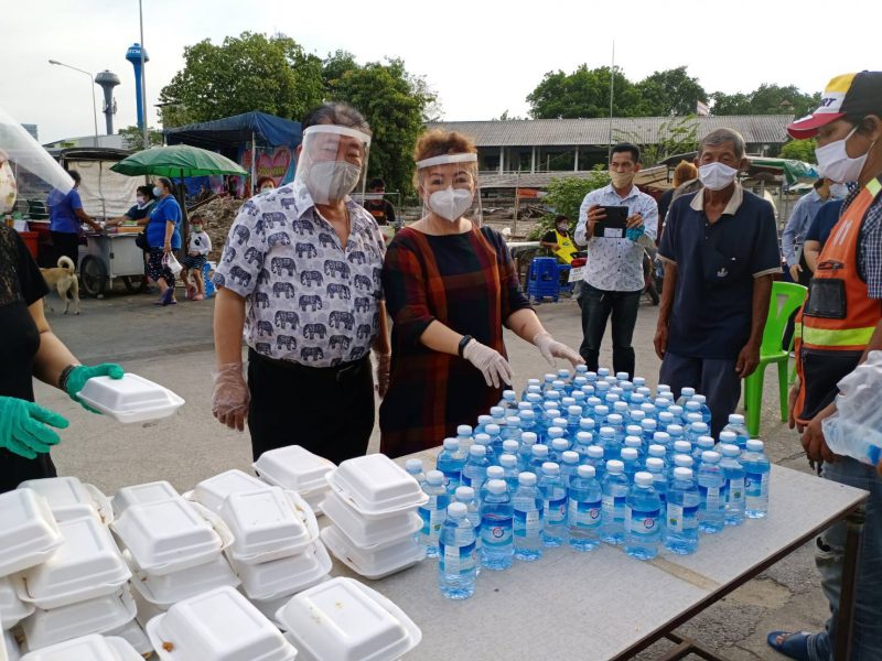 กรุงเทพมหานคร  ประธานบริษัทเอ็มวีฯทำข้าวกล่องแจกชาวบ้านชุมชนหัวรถจักรตึกแดง