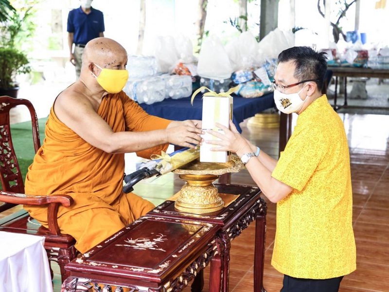 คณะสงฆ์ธรรมยุติจังหวัดสิงห์บุรี มอบถุงยังชีพให้ประชาชนที่ได้รับผลกระทบจากการแพร่เชื้อไวรัสโควิด 19