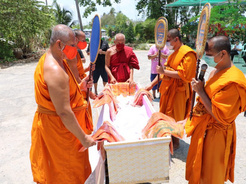 นครปฐม    หลวงพ่อแป๊ะ วัดสว่างอารมณ์ จัดบังสุกุล ออนไลน์ ลดการรวมคนป้อง แพร่โครวิด-19