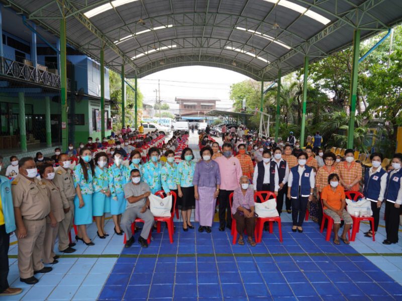 พช. ร่วมกับสภาสตรีแห่งชาติฯมอบถุงยังชีพบรรเทาทุกข์ประชาชนที่ได้รับผลกระทบจากไวรัสโควิด-19 ถวายเป็นพระราชกุศล