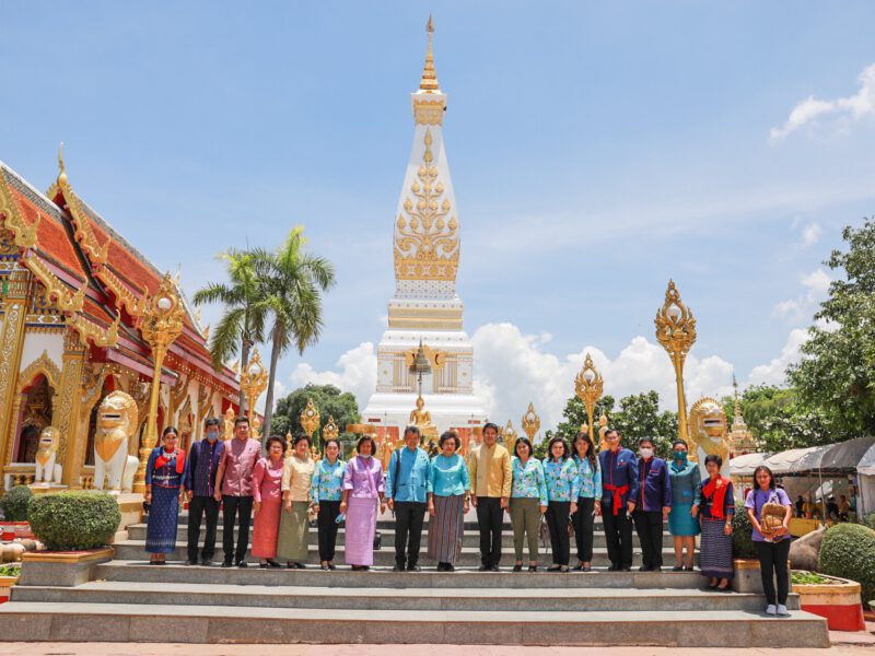 กรมการพัฒนาชุมชนจับมือสภาสตรีฯลงพื้นที่ต่อเนื่อง เยือนนครพนมมอบถุงยังชีพ 300 ชุดบรรเทาทุกข์โควิด-19