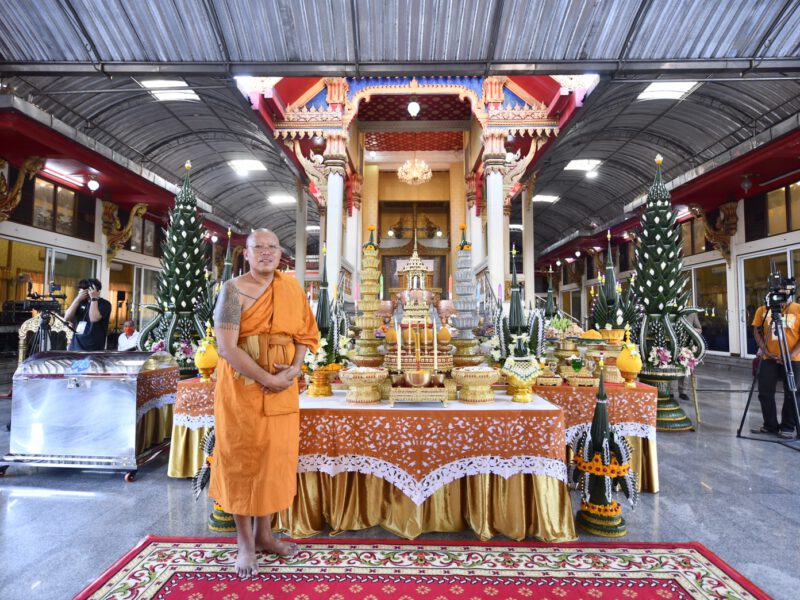 นครปฐม  หลวงพี่น้ำฝนเจ้าอาวาสวัดไผ่ล้อม  จัดพิธีขอขมากรรมวันเข้าพรรษา