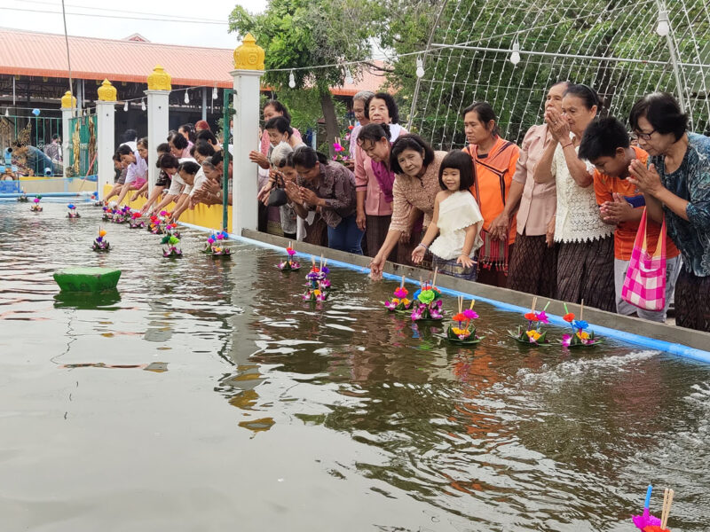 สุพรรณบุรี. ชาวบ้านดอนคาเข้าวัดทำบุญสืบสานประเพณีลอยกระทงรอบโบสถ์