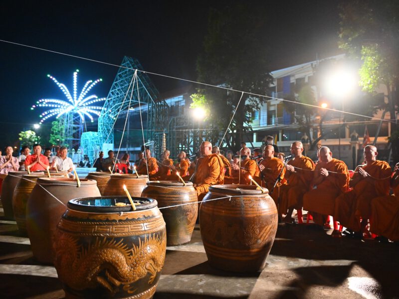 นครปฐม  วัดไผ่ล้อมจัดพิธีเจริญพระพุทธมนต์และอาบน้ำมนต์คืนวันเพ็ญ  ตำรับหลวงพ่อพูล