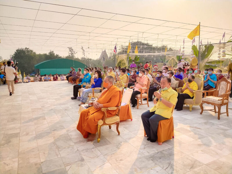 ประธานแม่บ้านมหาดไทยจังหวัดอ่างทอง แต่งไทยผ้าลายขอเจ้าฟ้าสิริวัณณวรีฯ ทำบุญเมืองอ่างทอง