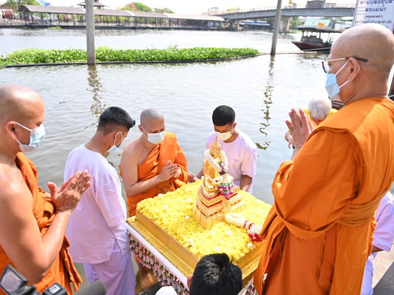 นครปฐม  วัดไร่ขิงจัดพิธีบวงสรวงและย้อนอดีตอัญเชิญหลวงพ่อวัดไร่ขิง(จำลอง)ขึ้นจากแม่น้ำท่าจีนวันขึ้น 15 ค่ำ เดือน 5 ของทุกปีถือเป็นวันเกิดหลวงพ่อวัดไร่ขิง