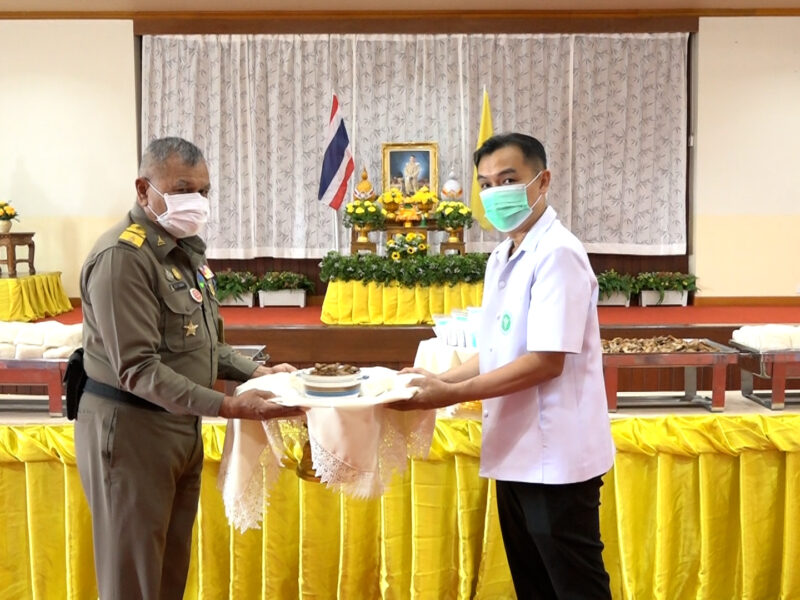 พระบาทสมเด็จพระเจ้าอยู่หัว พระราชทานอาหารซึ่งทรงปรุงด้วยพระองค์เอง เจลแอลกอฮอล์ล้างมือ และฟ้าทะลายโจรให้แก่ โรงพยาบาลสามพราน