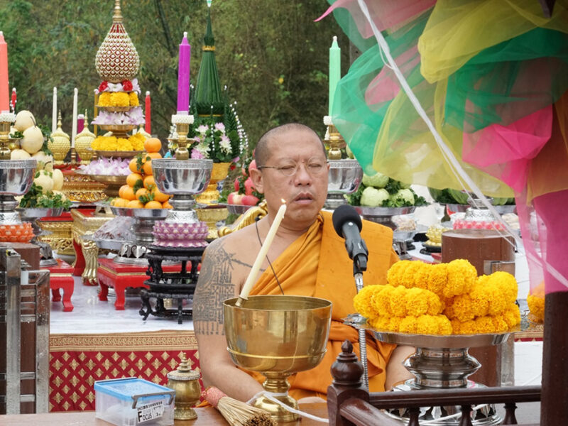 ราชบุรี หลวงพี่น้ำฝนร่วมจ่ามีนำกรรมการมูลนิธิหลวงพ่อพูลตั้งศาลปู่โสมเฝ้าทรัพย์และแจกข้าวสารคนในตำบลรางบัว