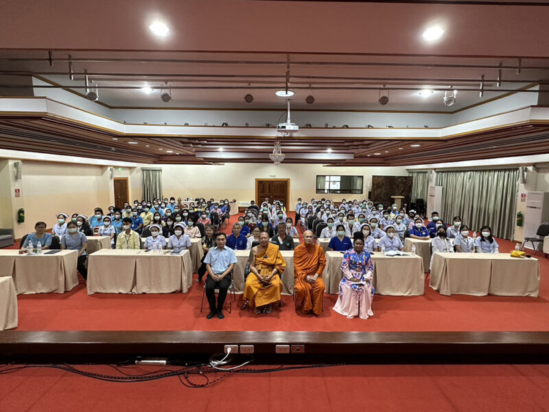 นครปฐม หลวงพี่น้ำฝน บรรยายธรรมและให้โอวาทเรื่องพฤติกรรมการบริการ รพ.สามพราน