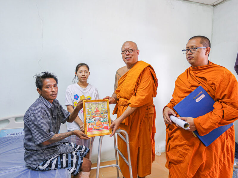 หลวงพี่น้ำฝน  เดินหน้าธนาคารเตียง-รถวีลแชร์ ช่วยเหลือแรงงานเมียนมาประสบอุบัติเหตุรถคว่ำ