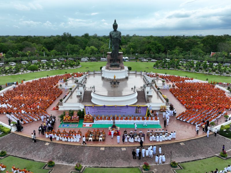 นครปฐม   เจ้าประคุณสมเด็จพระมหารัชมงคลมุนี นำพระสงฆ์ 3,000รูปเจริญพระพุทธมนต์นวัคคหายุสมธัมม์ ถวายเป็นพระราชกุศล แด่พระบรมราชินี