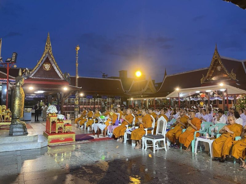 คณะสงฆ์วัดอินทรวิหาร ร่วมกับประชาชนเจริญพุทธมนต์ ถวายพระราชกุศลเนื่องในวันนวมินทรมหาราช