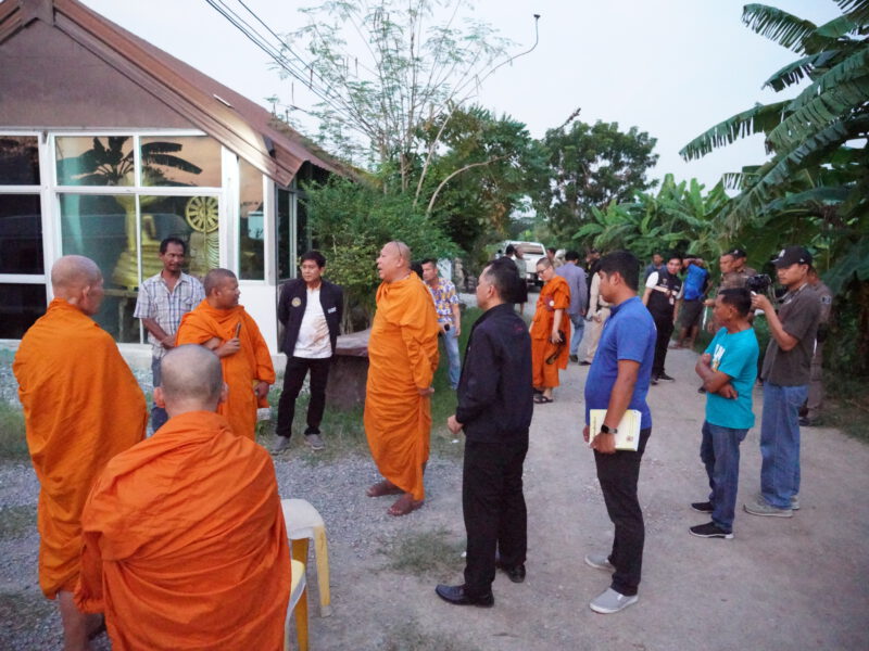 นครปฐม  หลวงพี่น้ำฝนพร้อมหลายหน่วย สนธิกำลัง ตรวจสอบสำนักปฏิบัติธรรม (พระปีนเสาไฟ) พบไม่ถูกต้องตามขั้นตอน