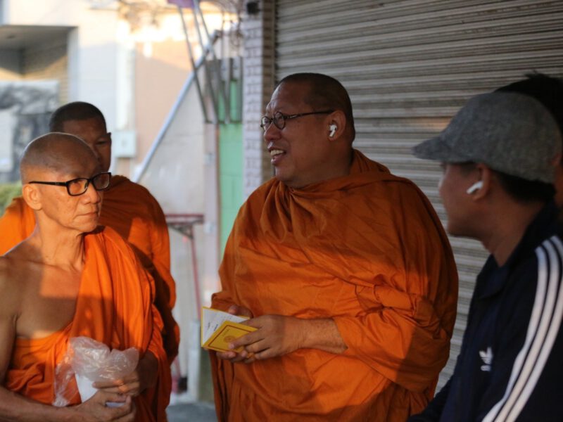 หลวงพี่น้ำฝน ประสาน กอ.รมน. ปกครอง สนง.พุทธ บุกจับอีกแล้ว หลวงตา WFH แอบบวชนอนบ้าน ขับเก๋งบิณฑบาตรข้ามจังหวัด