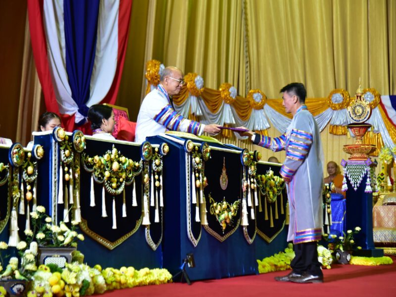 องคมนตรี เป็นผู้แทนพระองค์ ในพิธีพระราชทานปริญญาบัตรแก่ผู้สำเร็จการศึกษาจากมหาวิทยาลัยเทคโนโลยีราชมงคล2แห่ง