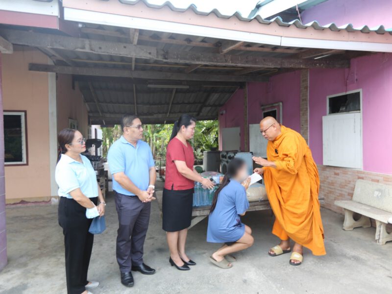 หลวงพี่น้ำฝน รุดช่วย นศ.ปี 1 ถูกปู่เลี้ยงเผาบ้าน 2 หลังรถ 1 คัน หวังฆ่ายกครัว เหตุจากหนี้พนัน