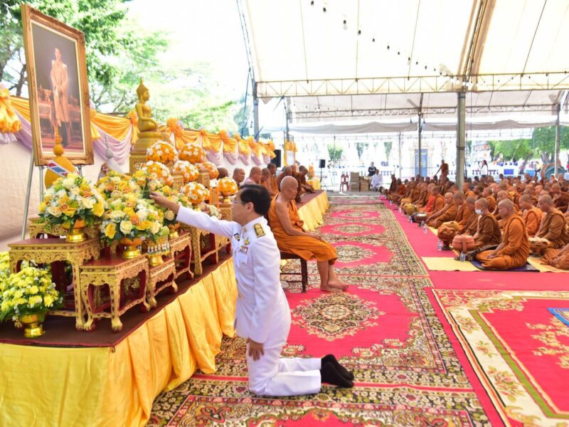 นครปฐม   ถวายภัตตาหารพระราชทานแด่คณะสงฆ์จาริกธุดงค์ธรรมยาตราเผยแผ่ธรรมเฉลิมพระเกียรติ