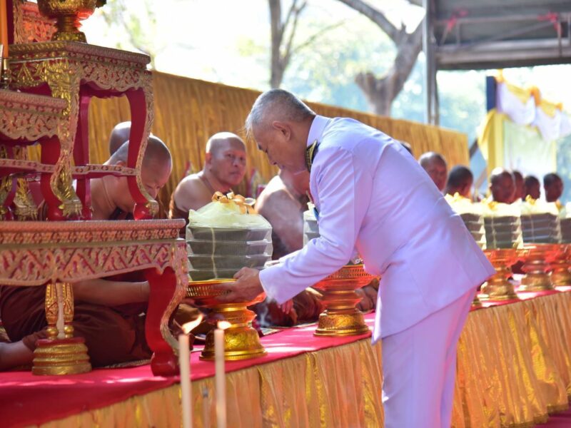 นครปฐม  กรมวังผู้ใหญ่ประจำพระองค์ 904 เป็นประธานพิธีถวายภัตตาหารพระราชทานแด่คณะสงฆ์จาริกธุดงค์ธรรมยาตรา