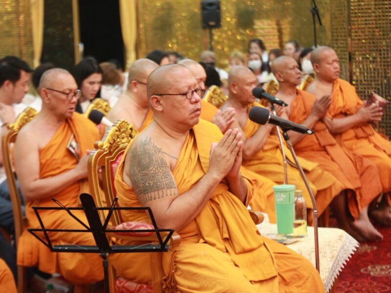 หลวงพี่น้ำฝน เปิดวิหารทองคำ จัดพิธีสวดมนต์ข้ามปี ยันไม่เข้าใจ อ.เบียร์ สวนกระแส