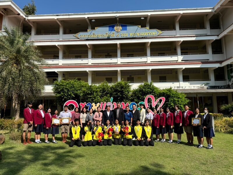 “พีระพันธุ์ สาลีรัฐวิภาค” มอบให้ “ดร.หิมาลัย ผิวพรรณ” เป็นผู้แทนมอบเกียรติ